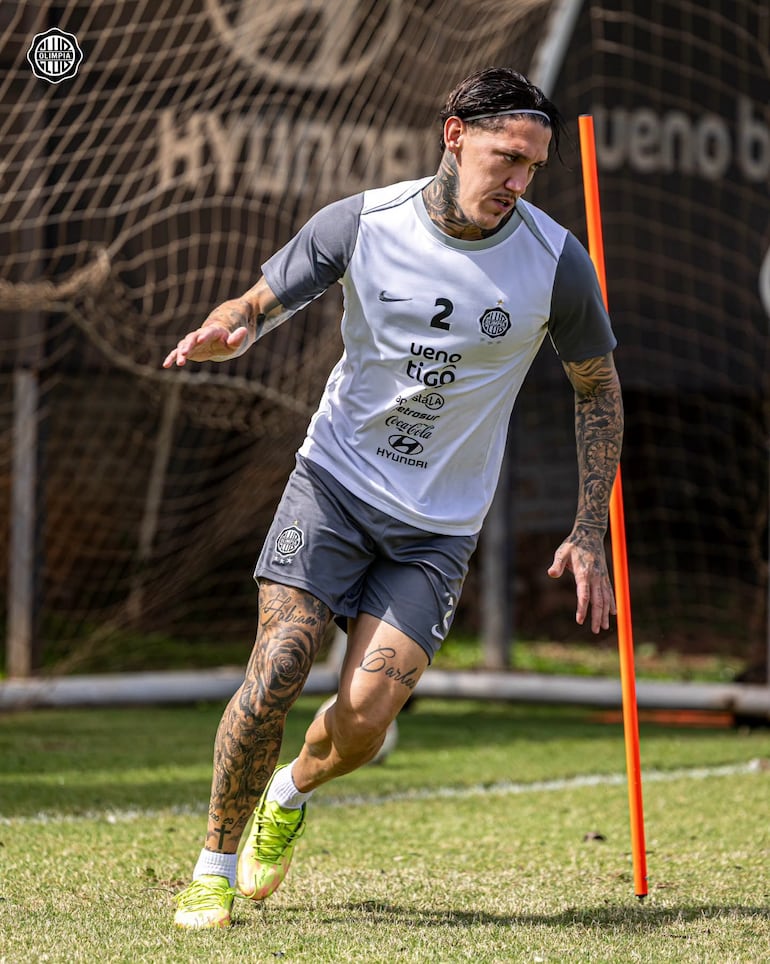 Bryan Bentaberry en un entrenamiento de Olimpia